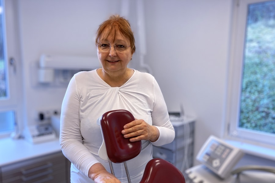 Denisa Rogic - Zahnärztin Bad Liebenzell Denisa Rogic hinter dem Behandlungsstuhl